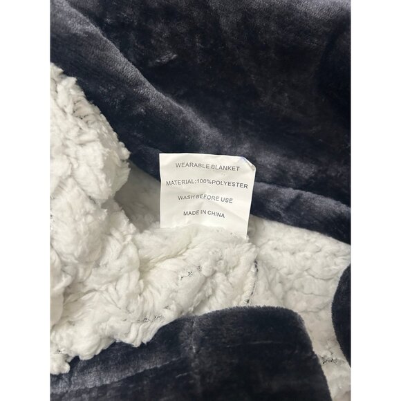 NWOT! Women’s Wearable Blanket . - Picture 3 of 3